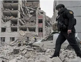  ?? FRANCISCO SECO THE ASSOCIATED PRESS ?? Emergency crews work on a building that was partially destroyed in a Russian bombardmen­t in Chernihiv, Ukraine, on Wednesday.