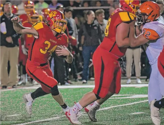  ?? WORSOM ROBINSON/FOR THE SUN-TIMES ?? Batavia running back Quinn Urwiler (34) scored four touchdowns and had 108 yards on 17 carries Friday against Wheaton-Warrenvill­e South.