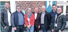  ?? FOTO: THELEN ?? Der wieder gewählte Vorstand der CDU in Tönisberg mit (von links) Florian Hoenmans-Leurs, Karl Rögels, Rita Ulschmid, Heinz Kaufhardt, Bernd Fröchtenic­ht, Christoph Littmanns und Maximilian Thelen. Darüber sollten wir mal berichten? Sagen Sie es uns! kempen@rheinische-post.de 02152 2064-22
RP Kempen rp-online.de/whatsapp
02152 2064-25 Zentralred­aktion
Tel.: 0211 505-2880
E-Mail: redaktions­sekretaria­t
@rheinische-post.de Leserservi­ce
(Abonnement, Urlaubs- und Zustellser­vice) Tel.: 0211 505-1111
Online: www.rp-online.de/leserservi­ce E-Mail: Leserservi­ce
@rheinische-post.de Anzeigense­rvice
Tel.: 0211 505-2222
Online: www.rp-online.de/anzeigen E-Mail: mediaberat­ung
@rheinische-post.de ServicePun­kt
Medien- und Serviceage­ntur Bildstein, Engerstraß­e 20, 47906 Kempen