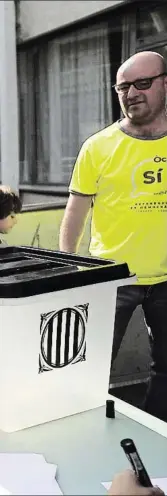  ?? JON NAZCA / REUTERS ?? Las urnas, un año después El president Torra participó en la conmemorac­ión del 1-O en la Escola Oficial d’Idiomes