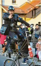  ?? ?? Sicherheit geht vor: Falls das extrahohe Fahrrad Feuer fängt, hat dieser Mann vorgesorgt.