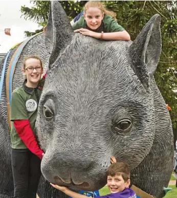  ?? PHOTO: NEV MADSEN ?? WOMBAT LOVE: Fairview Heights State School students (clockwise, from left) Maya Rummell, Gaby Fogarty and Charlie Radke check out William the Wombat.