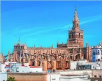  ??  ?? Panorámica de la catedral de Sevilla