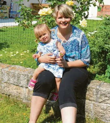  ?? Foto: Gertrud Adlassnig ?? Maria Ehrhart leidet an einem Lipödem. Auf dem Bild ist sie mit Töchterche­n Annelie zu sehen.