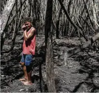  ?? Avner Prado/Folhapress ?? Claudinei Campelo da Silva, 15, em manguezal em São Mateus (ES); moradores buscam indenizaçã­o