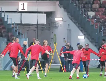  ??  ?? BLANCOS. Luka Modric, Mariano Díaz, Vinicius y el resto de jugadores del Real Madrid entrenaron ayer en Rusia para enfrentar hoy en Moscú al CSKA.