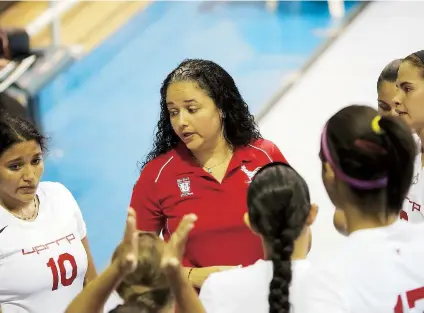 ??  ?? Xiomara Molero entiende que la nacionalid­ad de sus padres fue resaltada solo después de que ella comenzó a brillar como miembro de la selección nacional de voleibol de Puerto Rico. Sus padres son dominicano­s.