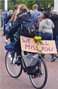  ?? ?? ‘We will miss you’: A cyclist’s placard on the Mall