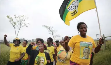  ?? PICTURE: MOTSHWARI MOFOKENG/AFRICAN NEWS AGENCY (ANA) ?? PAYING THEIR RESPECTS: Members of the ANC sing at Winnie Madikizela-Mandela’s home at her place of birth in Mbhongweni, Bizana, in the Eastern Cape.