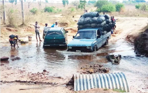  ?? Photos Abubakar Sadiq Isah ?? A pickup van and a bus mix up lanes as they drive through a stream on the Kutara-Madani road in Abaji Area Council.