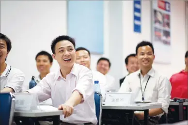 ?? FORBES CONRAD / BLOOMBERG ?? Employees of a Shenzhen-based manufactur­er attend a lecture at the Longhua Science and Technology Park. The Chinese mainland set a record in patent applicatio­ns in 2015, becoming the first economy in the world to file more than 1 million patent...