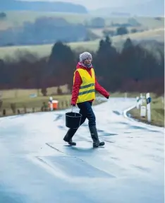  ??  ?? In solchen Eimern werden die Kröten über die Straße getragen.