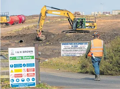  ?? Picture: Steve Brown. ?? Work under way on the huge housing developmen­t on the edge of Kirkcaldy.