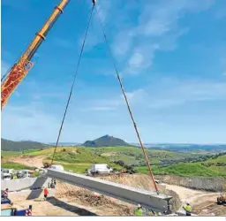  ?? ?? Una de las grandes vigas de las obras del nuevo acceso al pueblo.