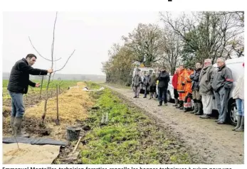  ??  ?? Emmanuel Montailler, technicien forestier, rappelle les bonnes techniques à suivre pour une plantation réussie.