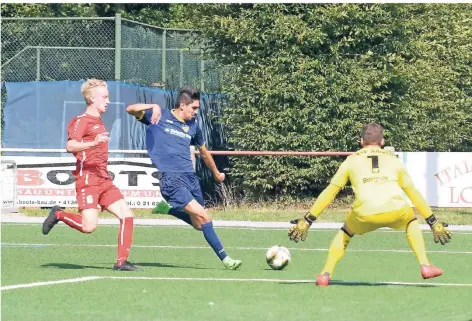  ?? FOTO: JÖRG KNAPPE ?? Oguz Ayan sorgte schon nach sechs Minuten das 1:0 für den 1. FC. Damit brachte er einen sicheren Sieg der Westender auf den Weg.