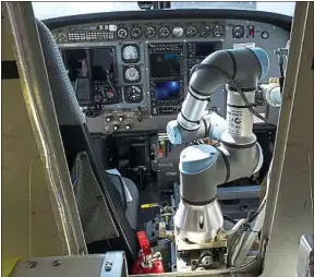  ??  ?? ##JEL#37-66-http://bit.ly/2k0rZRY##JEL# Un robot créé pour remplacer le copilote humain dans le cockpit.