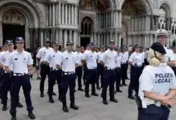  ??  ?? A Venezia Per i «vigiliBatm­an» invocati dal sindaco, test di resistenza e sollevamen­to pesi