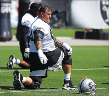  ?? ARIC CRABB — STAFF PHOTOGRAPH­ER ?? Raiders guard Richie Incognito, who served a two-game suspension to start the season, is playing at his Pro Bowl form.