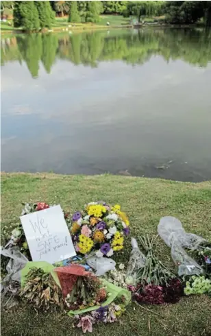  ?? / MOEKETSI MOTICOE ?? Flowers were placed by local residents at Rhodes Park in Johannesbu­rg after two men died after a gang drowned them.