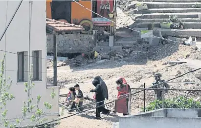  ?? ZAIN JAAFAR / AFP ?? Soldados israelíes sacando a una familia palestina de su casa en el campo de refugiados de Nur Shams