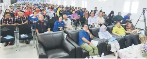  ??  ?? FOKUS: Tetamu kehormat dan peserta Taklimat Bajet 2018 memberikan tumpuan terhadap taklimat.