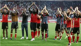  ?? — AP ?? Let’s take a bow: Belgium’s Romelu Lukaku (centre) celebratin­g with his teammates after they qualified for the 2018 World Cup on Sunday. Belgium beat Greece 2-1 in the Group H match.