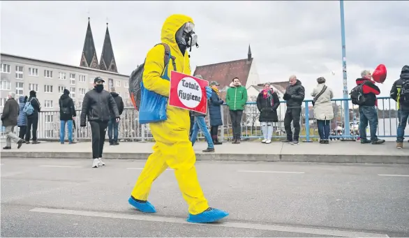  ??  ?? Querdenker stellen Corona-Regeln als Nazidiktat­ur hin. Dieser hier protestier­te in Frankfurt (Oder) auch gegen »Genderwahn« und »Multikulti« – wie man es von Rechten gewohnt ist.