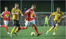  ?? Arkivbild: JOAKIM STRAND ?? MÅSTE KVALA. Tobias Sanne med bollen i en match mot Ahlafors i början av september. Just nu deltar Kongahälla i kvalet för att få stanna i division 3.