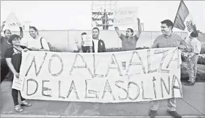  ?? Foto Cuartoscur­o ?? Protesta en Guadalajar­a en contra de los gasolinazo­s anunciados por la Secretaría de Hacienda