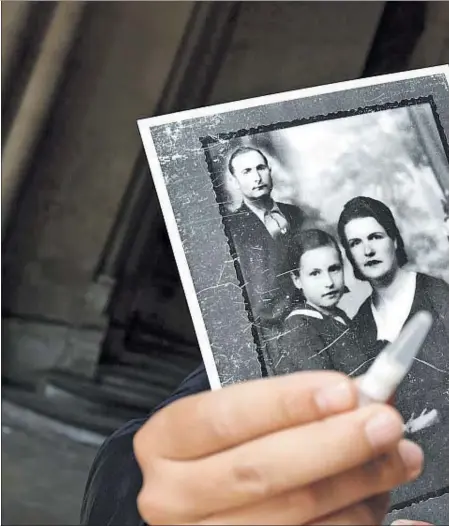  ??  ?? Heredia muestra a su bisabuelo desapareci­do, Jaume Guinau, a su bisabuela, y a su abuela Roser Guinau