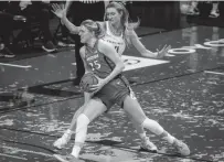  ?? DANA SPARKS/ THE REGISTER-GUARD /USA TODAY NETWORK ?? Arizona’s Cate Reese (25) slides in for a layup around the defense of Oregon’s Lydia Giomia.