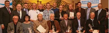  ?? Foto: Sabine Adelwarth ?? Günther Brenner (rechts), Josef Wiedemann (Zweiter von rechts, hinten) und Johann Wagner (links) gratuliert­en den 18 Geehrten aus dem Kreis Donau. Aus dem Landkreis Günzburg wurden geehrt: Richard Beurer und Alois Haas (VfR Jettingen), Florian...