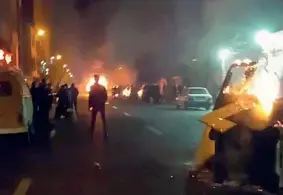  ??  ?? Fiamme Un fermo immagine di un video diffuso dall’agenzia Reuters sulle proteste di ieri a Teheran