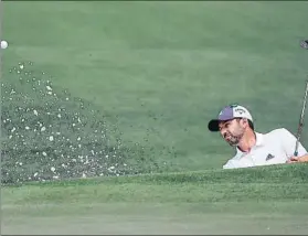  ?? FOTO: EFE ?? Saliendo de bunker Sergio García, entrenando en el hoyo 2 del Augusta National