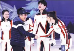  ?? YU FAN / FOR CHINA DAILY ?? Zhang Yimou greets performers who will participat­e in the reality show TheKingofK­anone during a news conference in Beijing on Friday.