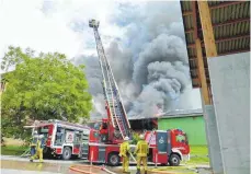  ?? ARCHIVFOTO­S: LIX/FFW/ISA ?? Vermutlich hat ein Wechselric­hter auf dem Dach den Brand eines landwirtsc­haftlichen Gebäudes bei Meckenbeur­en verursacht.