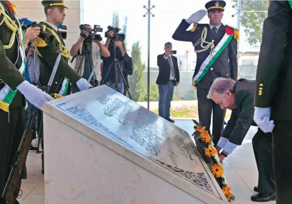  ??  ?? JAAFAR ASHTIYEH | AFP Secretário-Geral das Nações Unidas visitou a cidade de Ramallah (Cisjordâni­a) e depositou flores no túmulo do líder palestinia­no Yasser Arafat