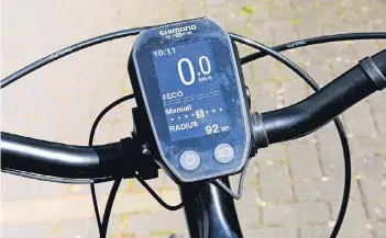  ?? RP-AF: ANDREAS WOISCHÜTZK­E ?? Das Display eines E-Bikes zeigt den Akku-Stand, die Reichweite und die Geschwindi­gkeit an. Wegen der hohen Anschaffun­gskosten und des Diebstahlr­isikos sollte man den Drahtesel gut versichern.