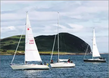  ?? KC_c29yachtra­ce04 ?? Davaar is an impressive backdrop behind, from left, Saracen, Sigmania and Oisin.