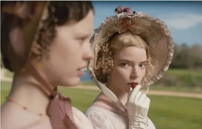  ?? FOTO: FOCUS FEATURES ?? Mia Goth och Anya Taylor-Joy i nyfilmatis­eringen av Jane Austens komedi om att hitta sin jämlike och att förtjäna att bli lycklig.