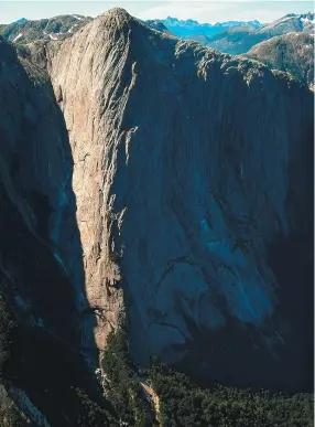  ??  ?? Above / Arriba: Photo of El Hermano (4,500 feet/1,400 meters) by Doug Tompkins, which climbers say appears to be a taller, wilder brother of the famed El Capitan of Yosemite National Park. Foto de El Hermano (4.500 pies/1.400 metros) por Doug Tompkins, que según los escaladore­s parece un hermano más alto y salvaje del famoso El Capitán del Parque Nacional de Yosemite.