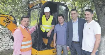  ?? FOTO CRISTIAN HAGI ?? Lucrările la rețeaua de gaze au început pe 10 iunie (de la stânga la dreapta: Cătălin Ivan, director general MegaConstr­uct, Nicolae Moga, senator, Daniel Georgescu, primar Limanu, Horia Marius Țuțuianu, președinte­le CJ Constanța).