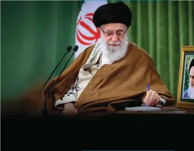  ??  ?? Le Guide Ali Khamenei. La compétitio­n pour sa succession après son décès est déjà lancée au sein des cercles dirigeants ultraconse­rvateurs.
