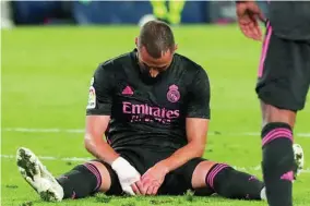  ?? REUTERS ?? Benzema, en el suelo se lamenta en el partido contra la Real Sociedad