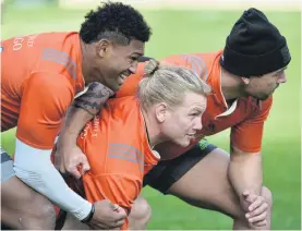  ?? PHOTO: GERARD O’BRIEN ?? Man in action . . . Highlander­s flanker James Lentjes (centre) is flanked by Waisake Naholo (left) and Rob Thompson at training earlier this week at Forsyth Barr Stadium.