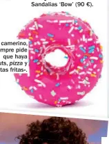  ??  ?? En su camerino, siempre pide que haya «donuts, pizza y patatas fritas». Sandalias ‘Bow’ (90 €).