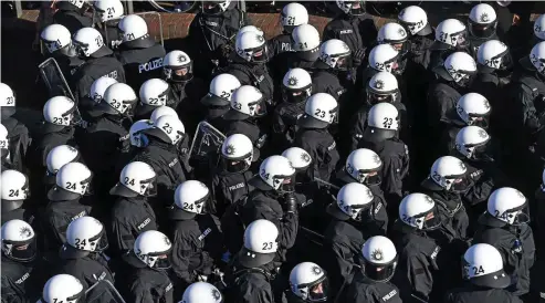  ?? FOTO: SHUTTERSTO­CK ?? Polizei-Aufmarsch beim G20-Gipfel in Hamburg 2017. Die große Mehrheit der Sicherheit­skräfte gilt laut Lageberich­t als verfassung­streu.