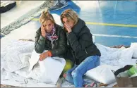  ?? CIRO DE LUCA / REUTERS ?? Survivors rest on Thursday after the earthquake that rocked central Italy the previous day.