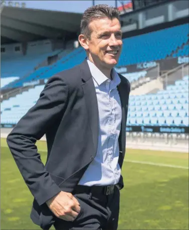  ??  ?? Juan Carlos Unzué sonríe durante su presentaci­ón en Balaídos como nuevo entrenador del club celeste.